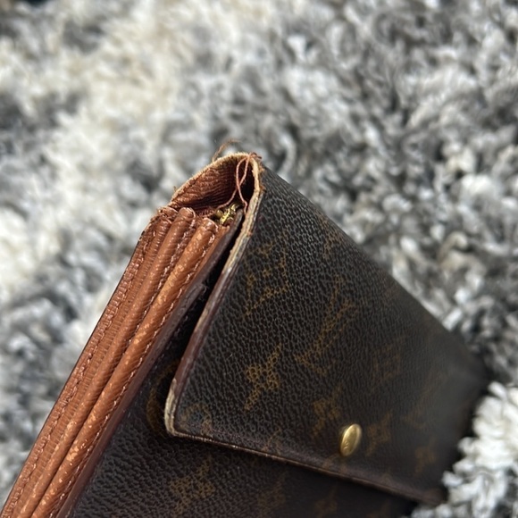 Louis Vuitton Women’s Brown Monogram Sarah Wallet w/ Snap Closure - Picture 7 of 13